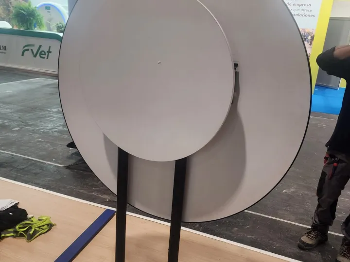 Back of the 120 cm wheel with its black stand