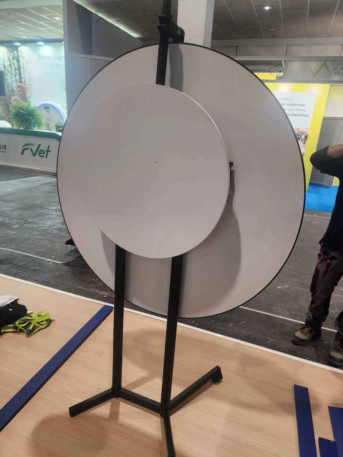 Back of the 120 cm wheel with its black stand