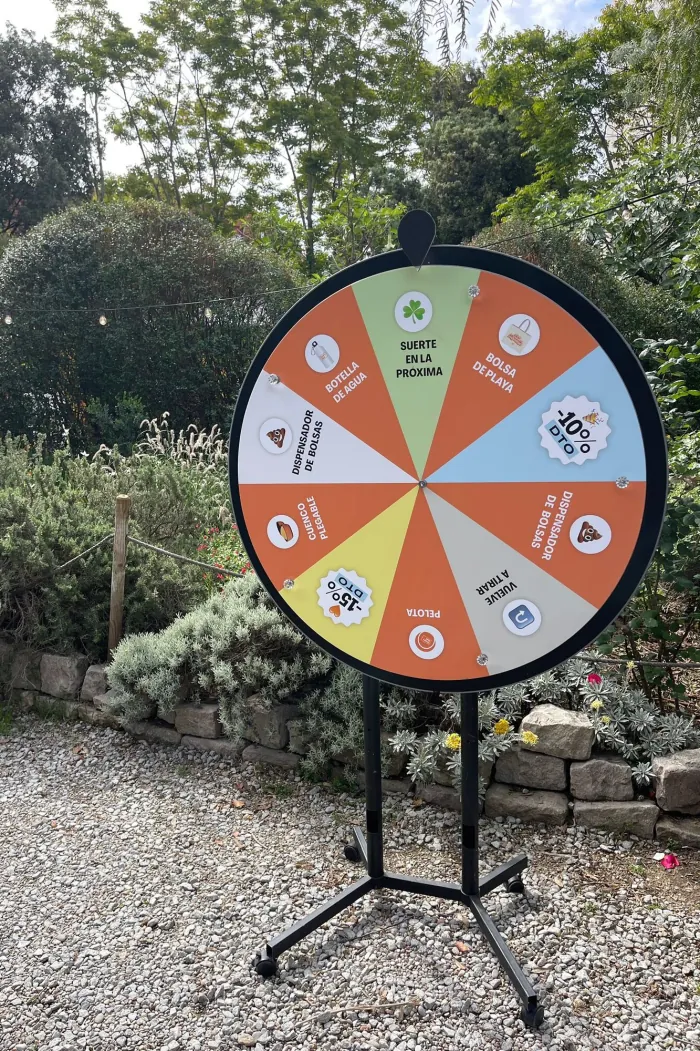 Ruleta de premios de pie de 120 cm personalizada en un jardín