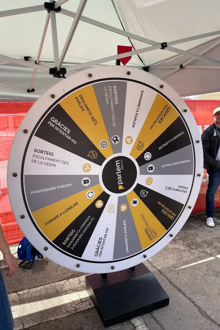 Ruleta gigante de premios de 180 cm personalizada en una carpa de feria